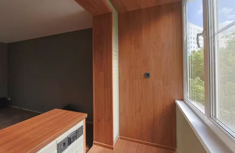 Отделка балкона широкоформатным ламинатом с утеплением