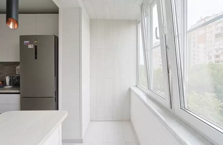 Отделка балкона широкоформатным ламинатом с утеплением