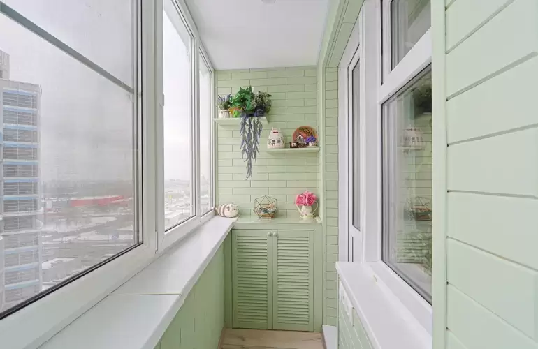 Отделка стеновым паркетом Г-образного балкона с утеплением