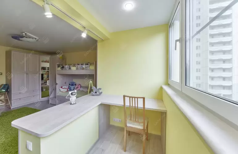 Отделка балкона широкоформатным ламинатом с утеплением