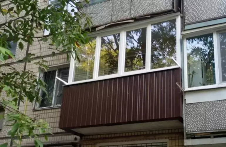 Обшивка балкона снаружи коричневым профнастилом