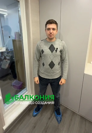 Отделка ламинатом с установкой мебели на балконе